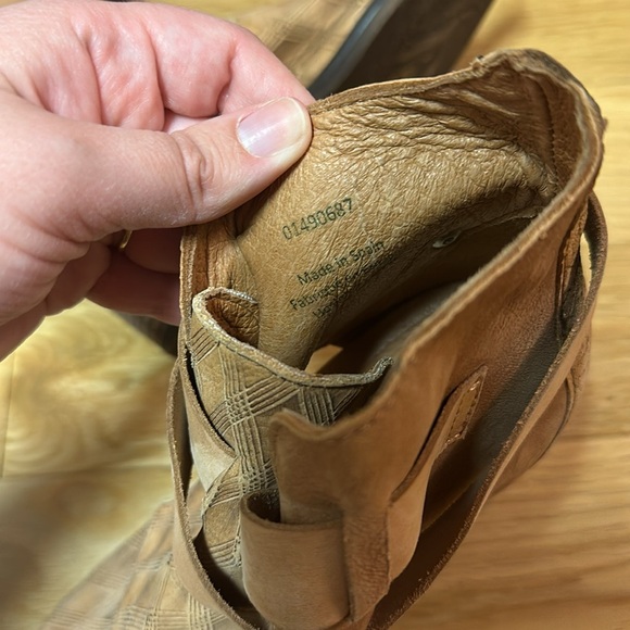 Free People Booties Peep Toe Ankle Wrap Tan Leather Diamond Etched Size 39 NEW - Picture 10 of 10
